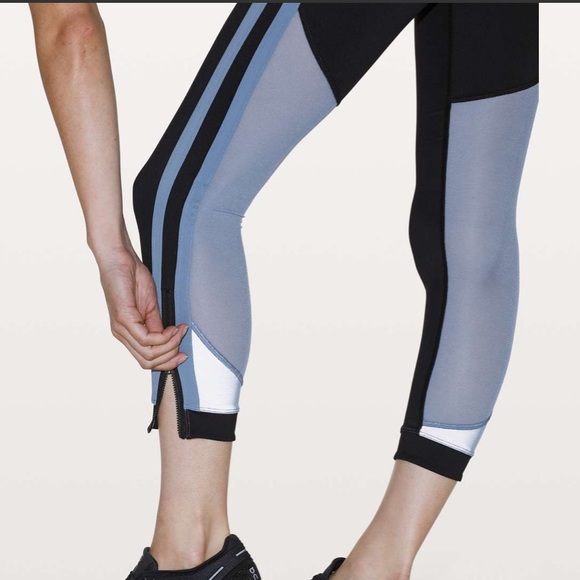 Lululemon Zip The Line Crop 23" Black / Utility Blue Size 6 - Picture 5 of 15